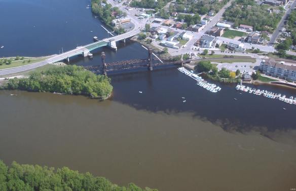 At Prescott, WI, where clear water from the St. Croix confluences with the runoff waters of the MIssissippi .... a silt load carried some 30 miles downriver from the Minnesota River, and one that eventually will dump into Lake Pepin. 